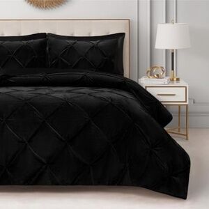 Kiss Pleat Micro Mink 2-Piece Black Polyester Twin/Twin XL Comforter Set